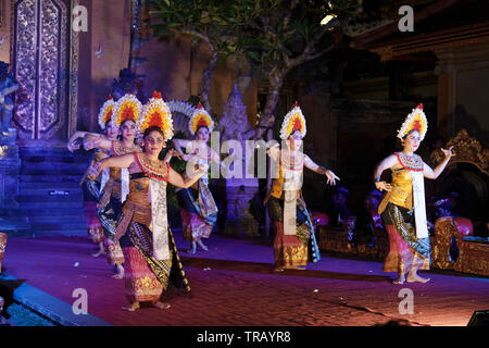 Ubud, Bali, Indonesien. 24. Mai, 2019. Traditionelle Legong & Barong Tanz durch Sadha Budaya troupe durchgeführt, in Ubud, Bali, Indonesien. Stockfoto