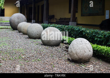 Die berühmten und geheimnisvollen präkolumbische Steinkugeln von Costa Rica, als UNESCO-Weltkulturerbe auf Anzeige an das Nationalmuseum von Costa Rica Stockfoto