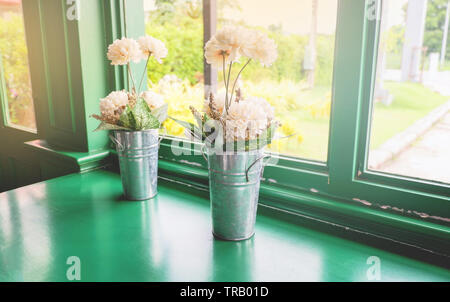 Blumenstrauß aus Herbst Blumen im Topf auf der Windows Stockfoto