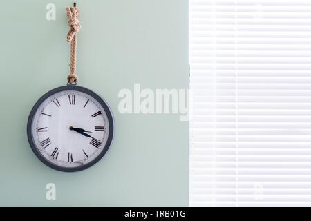 Wanduhr mit nautischen, rustikales Design in einem Home Office, in analoger Form, zeigen auf 3 am Nachmittag mit römischen Ziffern. Stockfoto