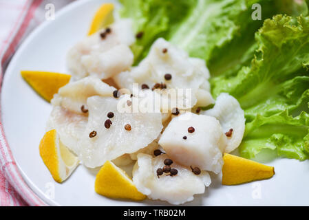 Gekochter Fisch Filet Stück mit Gewürzen auf Platte/Pangasius dolly Fisch Fleisch Stockfoto