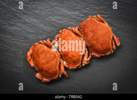 Gekochte Krabben auf dunklen Platte Top View/Stone Crab gedünsteter Fisch und Meeresfrüchte Stockfoto