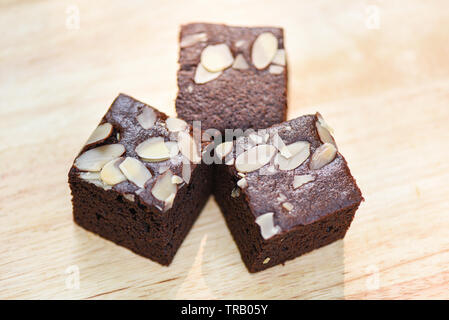 Brownies Kuchen auf dem Tisch/Chocolate Cake Slice mit Mutter auf hölzernen Hintergrund Stockfoto