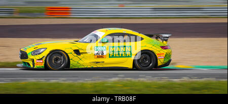 Oschersleben, Deutschland, 28. April 2019: Mercedes-AMG GT4 durch Leipert Motorsport von Luca Trefz während der ADAC GT4-Rennwagen gefahren. Stockfoto