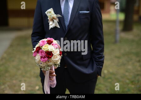 Der Bräutigam mit dem Hochzeitstrauß Stockfoto