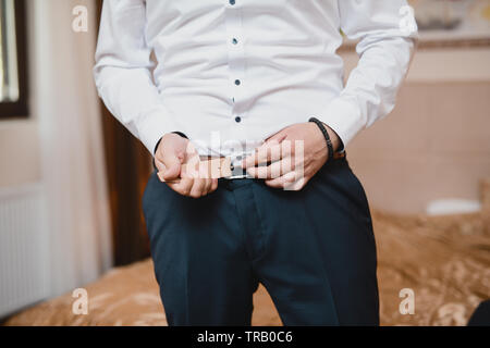 Ein Geschäftsmann bereitet sich darauf vor, sich mit Kunden zu treffen Stockfoto