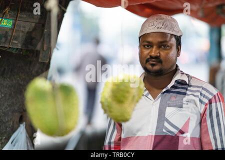 Eine Frucht Anbieter verkaufen SOURSOP Früchte posiert für ein Foto in Hyderabad, Indien. Stockfoto