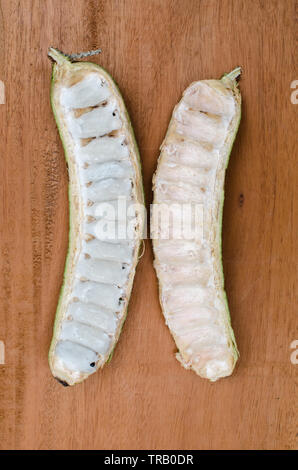 Inga edulis Früchte. Es ist Eis Bean, guaba, joaquiniquil, cuaniquil; je nach Ort. Stockfoto