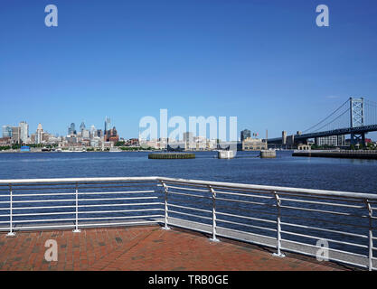 PHILADELPHIA - Mai 2019: A Waterfront Park in Camden, New Jersey, bietet einen schönen Blick auf die Skyline von Philadelphia und Ben Franklin Brücke über von der D Stockfoto