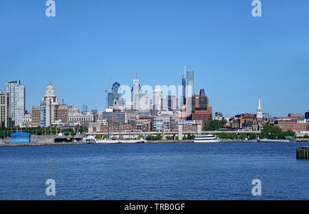 PHILADELPHIA - Mai 2019: A Waterfront Park in Camden, New Jersey, bietet einen schönen Blick auf die Skyline von Philadelphia über den Delaware River. Stockfoto