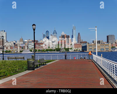 PHILADELPHIA - Mai 2019: A Waterfront Park in Camden, New Jersey und Philadelphia und die Ben Franklin Brücke über den Delaware Stockfoto