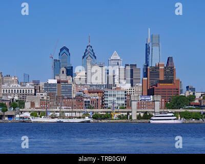 PHILADELPHIA - Mai 2019: A Waterfront Park in Camden, New Jersey, bietet einen schönen Blick auf die Skyline von Philadelphia über den Delaware River. Stockfoto