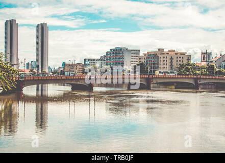 Panoramablick auf die historische Architektur von Recife in Pernambuco, berühmten Brücken über den Fluss Capibaribe Stockfoto