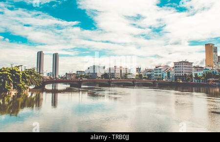 Panoramablick auf die historische Architektur von Recife in Pernambuco, berühmten Brücken über den Fluss Capibaribe Stockfoto