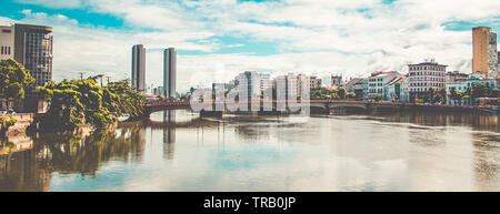 Panoramablick auf die historische Architektur von Recife in Pernambuco, berühmten Brücken über den Fluss Capibaribe Stockfoto