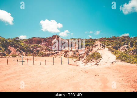 Rote Klippen am Coqueirinho's Beach in Conde, Paraíba, Brasilien Stockfoto