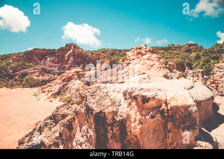 Rote Klippen am Coqueirinho's Beach in Conde, Paraíba, Brasilien Stockfoto