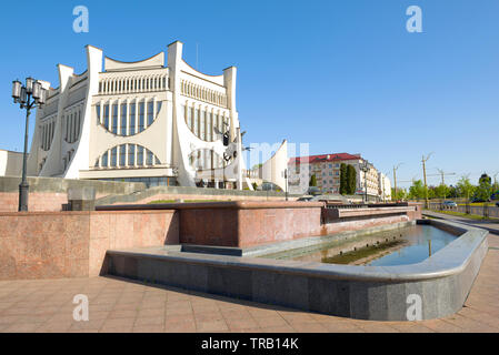 GRODNO, Weißrussland - 30. APRIL 2019: Grodno regionale Drama Theater an einem sonnigen April Tag Stockfoto