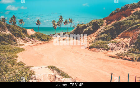 Rote Klippen am Coqueirinho's Beach in Conde, Paraíba, Brasilien Stockfoto