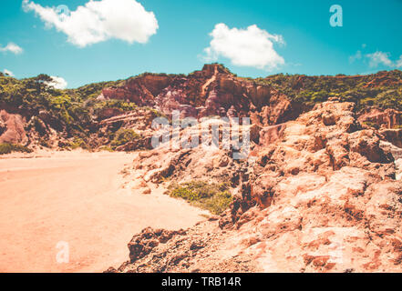 Rote Klippen am Coqueirinho's Beach in Conde, Paraíba, Brasilien Stockfoto