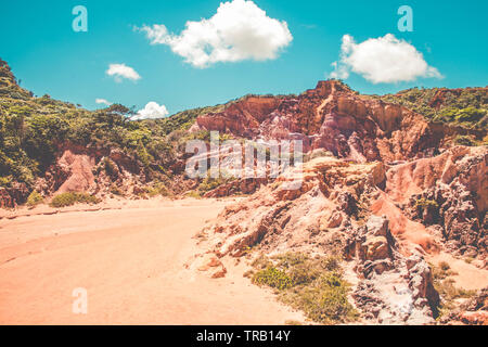 Rote Klippen am Coqueirinho's Beach in Conde, Paraíba, Brasilien Stockfoto