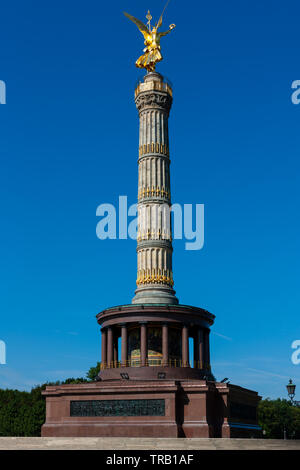 Siegessaule, Siegessäule auf einer Autobahn in Berlin, Deutschland Stockfoto