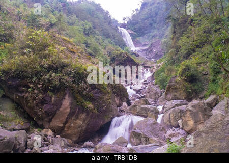 Naga Wasserfälle, in der Hoch, Geschwindigkeit, über riesige, Felsen, Schneiden, die Hügel, durch, Tiefe, Vegetation, Nord Sikkim, Indien. Stockfoto