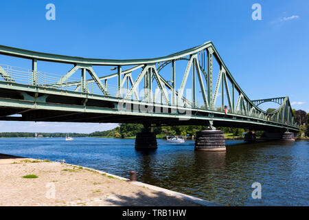 Glienicker Brücke über schmale Punkt der Glienicker See in Richtung Berlin, Deutschland Stockfoto