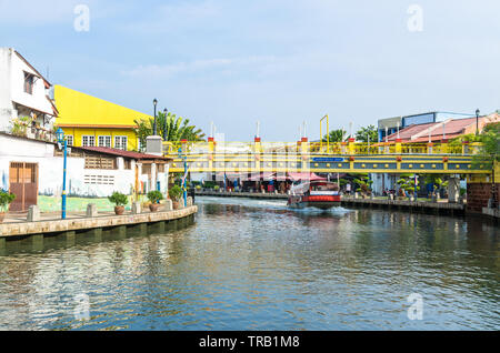 Malakka, Malaysia - 21. April 2019: Riverside Landschaft einer Kreuzfahrt Kreuzung am Malakka River. Es wurde als UNESCO-Weltkulturerbe Stockfoto