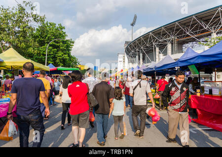 Kuala Lumpur, Malaysia - 25. Mai 2019: Menschen entdecken und kaufen Lebensmittel rund um den Ramadan Basar. Stockfoto