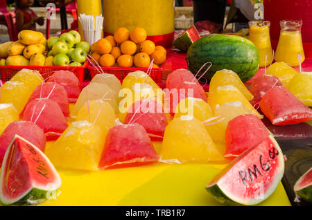 Andere Art von Fruchtsäften verkaufen im Ramadan Basar Kuala Lumpur. Es ist für die muslimischen schnell während des heiligen Monats Ramadan zu brechen hergestellt Stockfoto