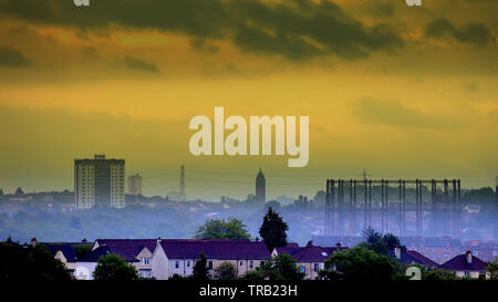 Glasgow, Schottland, UK, 2. Juni 2019. UK Wetter: Stürmische über das West End der Stadt als dunkle Wolken in Kombination mit Wind und Regen über die kelvindale Gasometer. Credit: Gerard Fähre / alamy Leben Nachrichten Stockfoto