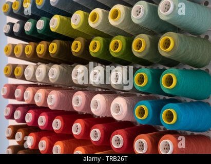 Farbigen Garnen Rollen Stockfoto