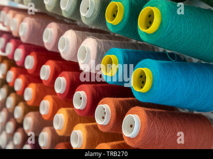 Farbigen Garnen Rollen Stockfoto