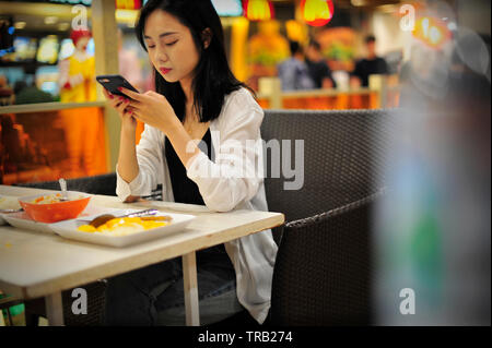 Chinesisches Mädchen beim Mittagessen in der Food Hall Central Festival Pattaya Thailand Stockfoto