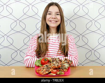 Happy teenage Mädchen mit leckeren Sandwiches Stockfoto