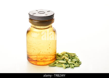 Fenchel Samen mit ätherischen Öl in eine Flasche. auf weißem Hintergrund Stockfoto