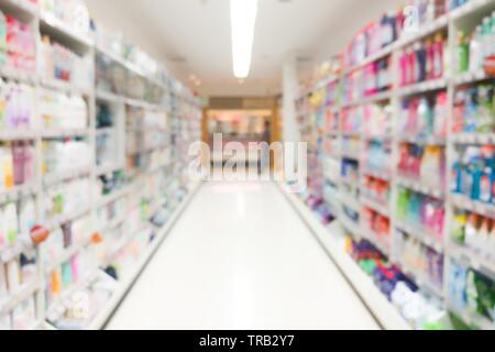 Verschwommenes Bild von Supermarkt Gang. Reihe der Güter und Waren auf dem Regal stapeln. Verstärkung, Haushaltsgegenstände, Wirtschafts-, Einkaufs- und Markt co Stockfoto