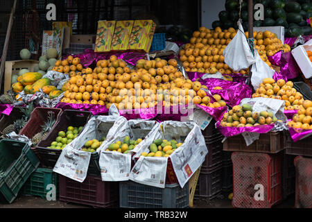 Ein strassenrand Obst Shop Verkauf von Mangos, Papaya im Sommer in Hyderabad, Indien. Stockfoto