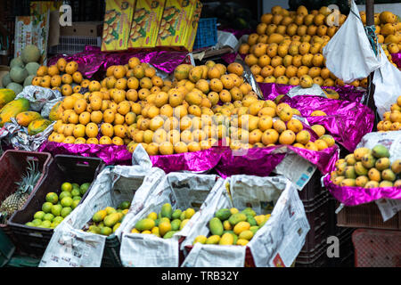 Ein strassenrand Obst Shop Verkauf von Mangos, Papaya im Sommer in Hyderabad, Indien. Stockfoto