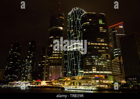 Wolkenkratzer neben River, Central Business District, Brisbane, Queensland, Australien Stockfoto