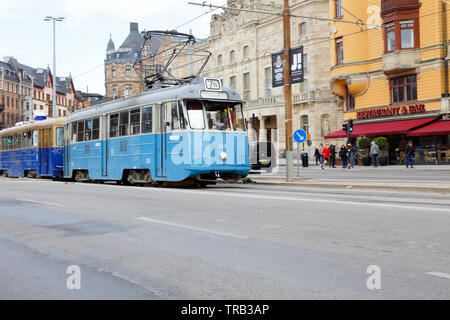 Stockholm, Schweden, 22. April 2019: ein Jahrgang blaue Straßenbahn am Nybroplan im Dienst auf der Linie 7 N mit Ziel Skansen. Stockfoto