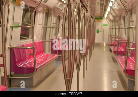 Rosa Sitze in Leer Damen/Frauen Trainer von Delhi Metro magentafarbene Linie mit rosa Sitze in der Nacht. Stockfoto