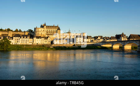 Renaissance Schloss von Amboise bei Sonnenuntergang, Tal der Loire, Weltkulturerbe der UNESCO, Indre et Loire, Center-Val de Loire, Frankreich Stockfoto