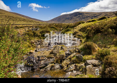 Nordirland, Co Down, Shimna River Valley, Strom fließt von Slieve Meelmore Stockfoto