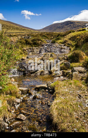 Nordirland, Co Down, Shimna River Valley, Strom fließt von Slieve Meelmore Stockfoto