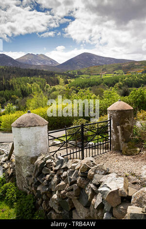 Nordirland, Co Down, Shimna River Valley, Clanachullion Brücke, Slieve Bearnach und Meelmore über herkömmliche zylindrische Farm gate Stockfoto