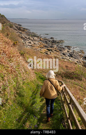 Nordirland, Co unten, Newcastle, blutige Brücke, Senior weiblich Frau entlang Mourne Coast Path Stockfoto