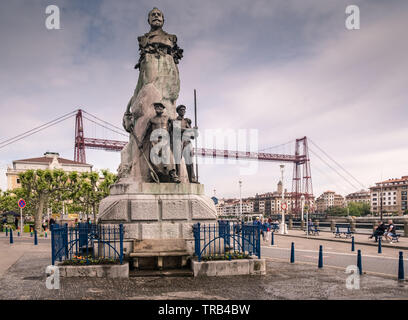 Denkmal Victor de Chavarri, mit Puente Colgante (Vizcaya Brücke) im Hintergrund, Plaza del Solar, Palma De Mallorca, Bilbao, Baskenland, Spanien Stockfoto