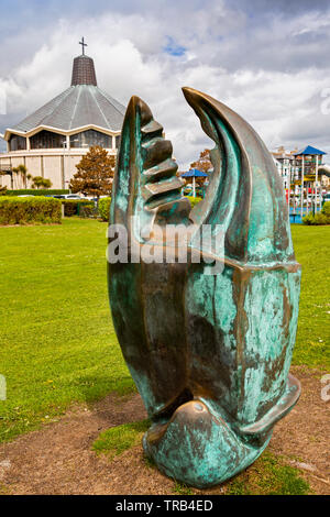 Nordirland, Co unten, Newcastle, direkt am Meer, Crab Claw Skulptur von Alan Burke Stockfoto